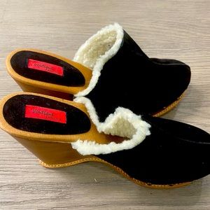 Black suede platform wedge boot w/ fur inside 10